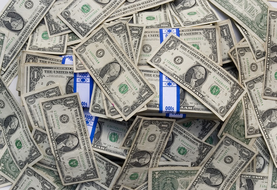 美国公司CEO钱包鼓得比员工快 这几位最猛